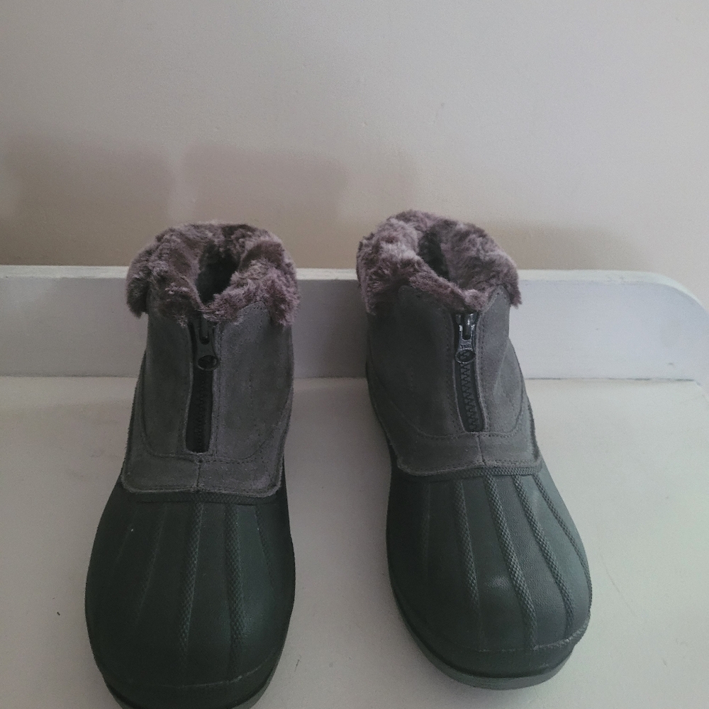 3M Thinsulate Women's Gray and Black Fur-Lined Boots Size 7 1/2